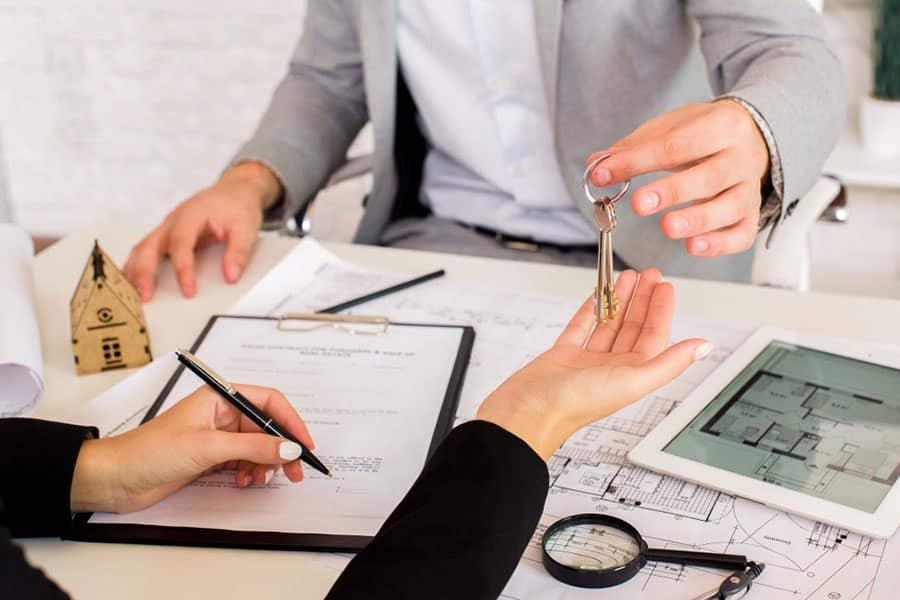 man-giving-some-keys-woman-buying-a-house-with-cash-in-florida