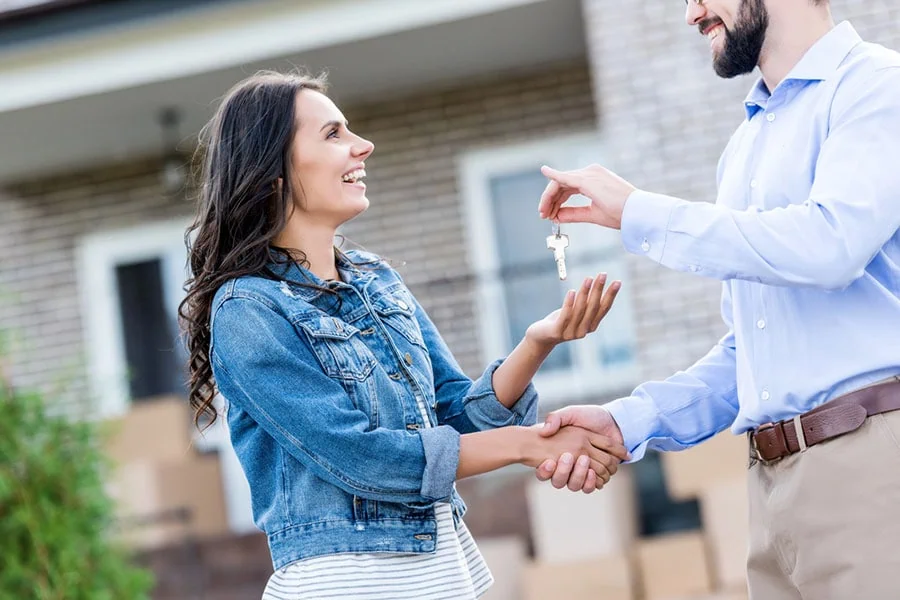 Tampa homebuyer receiving house keys